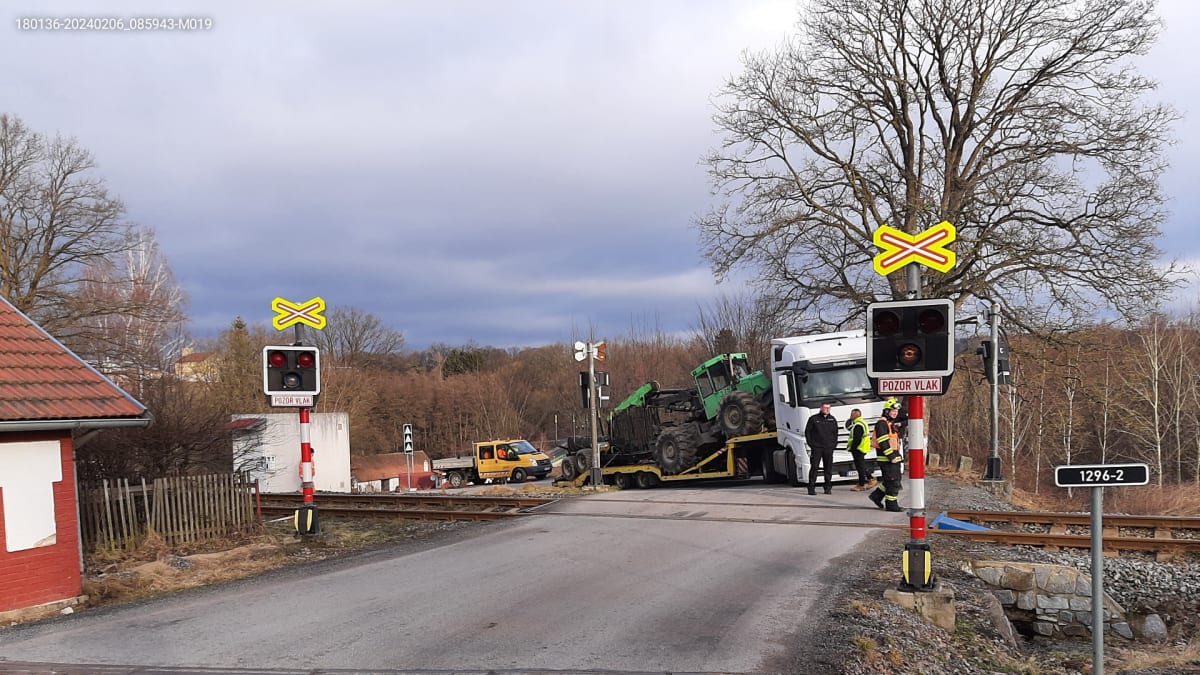 Na železničním přejezdu u Pelhřimova uvízlo nákladní auto.