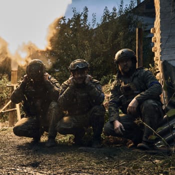 Ukrajinští vojáci ostřelují ruské pozice.