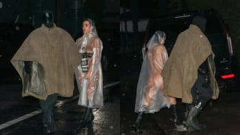 Manželka Kanyeho Westa si vyšla zcela nahá. Tělo zakryla jen průhlednou pláštěnkou