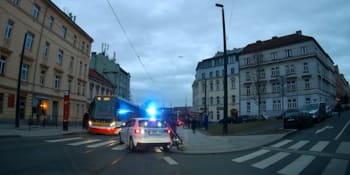 Řidič v Praze zablokoval sanitku, pak najel do kočárku. Průjezd záchranářů ztížili i chodci