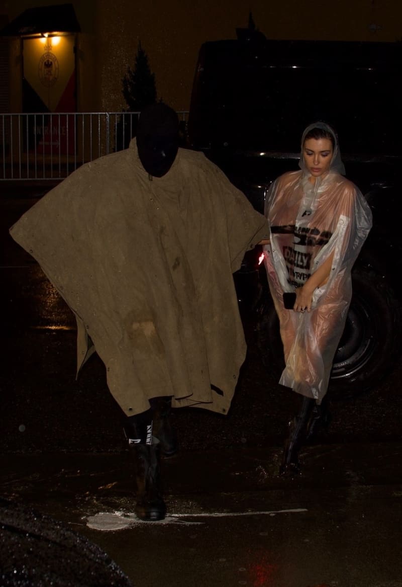 Bianca Censori do sychravého počasí vyrazila jen v průsvitné pláštěnce.
