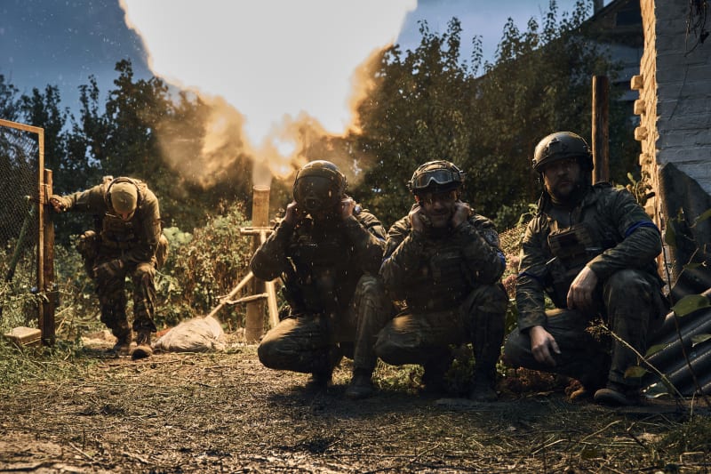 Ukrajinští vojáci ostřelují ruské pozice.