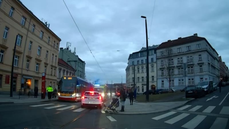 Řidič zkomplikoval sanitce průjezd v Zenklově ulici (5. 2. 2024).