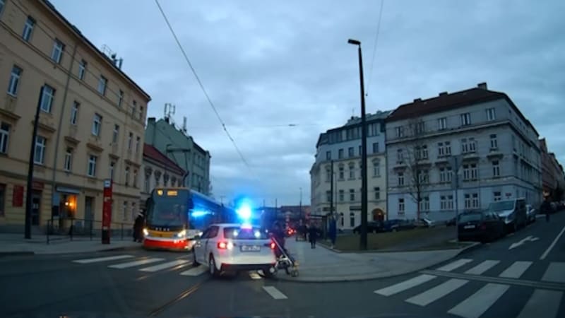 Řidič zkomplikoval sanitce průjezd v Zenklově ulici (5. 2. 2024).