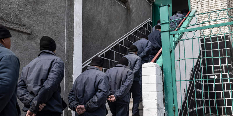 Ruští zajatci pod ukrajinským dohledem