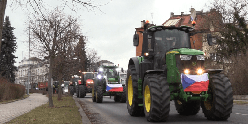Kolona padesáti traktorů a zemědělských strojů v úterý projela centrem České Lípy. 