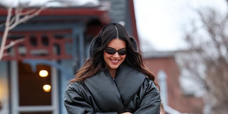 Kendall Jenner v černých legínách a puffer bundičkou.