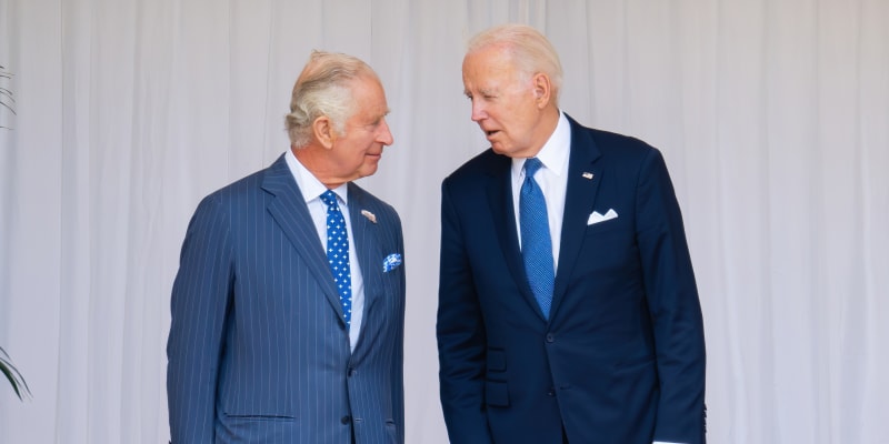 Britský král Karel III. (nalevo) a americký prezident Joe Biden (napravo)