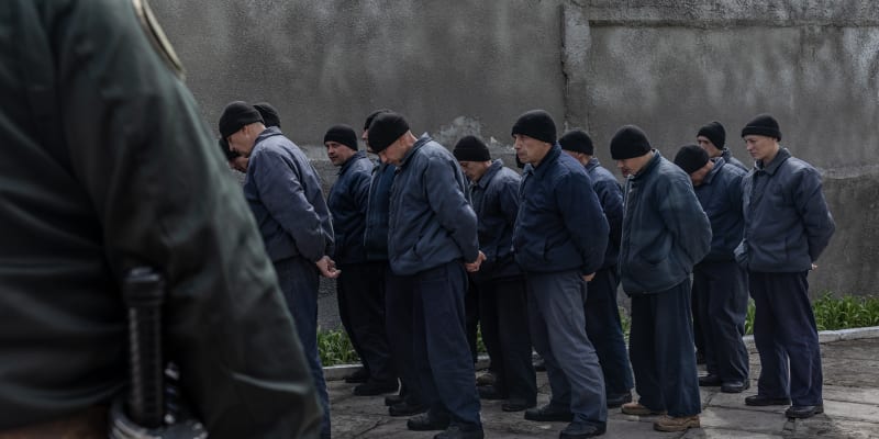 Ruští zajatci pod ukrajinským dohledem