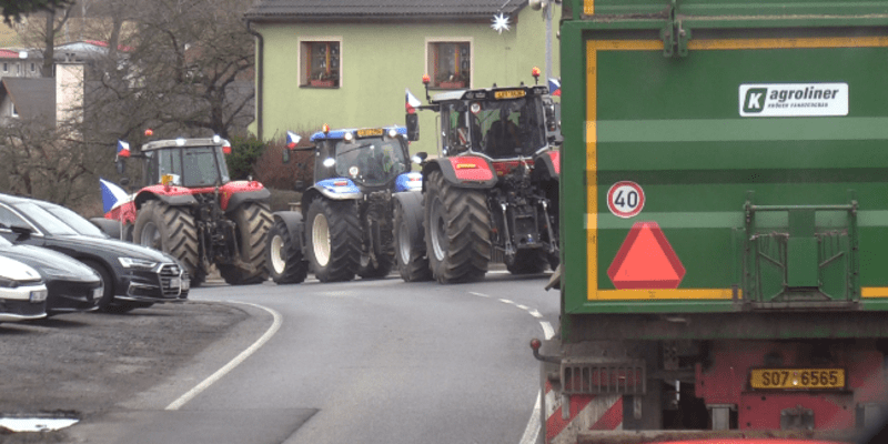 Kolona padesáti traktorů a zemědělských strojů v úterý projela centrem České Lípy. 