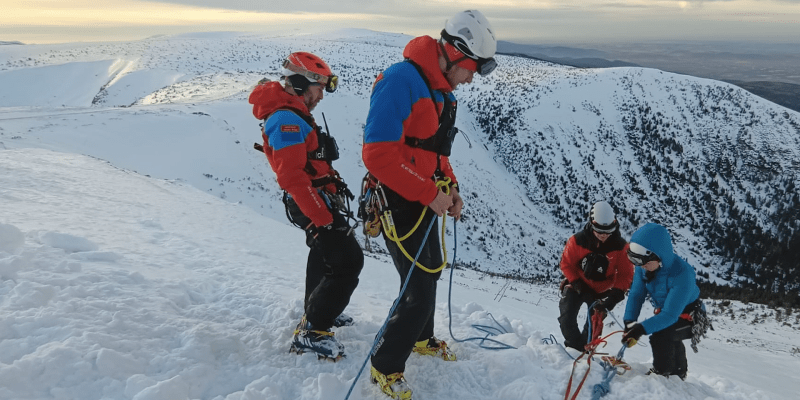Záchranná akce po pádu dvou mužů ze severního svahu Sněžky 30. ledna 2024 