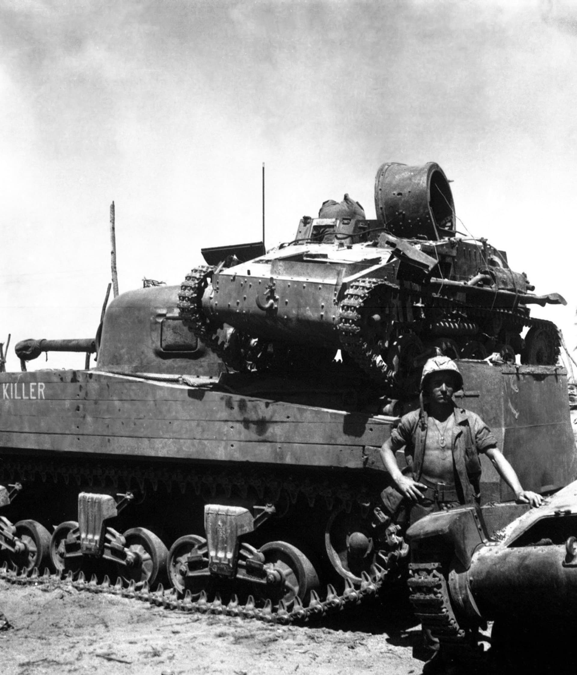 Zničený japonský tančík Typ 94 na korbě amerického M4 Sherman