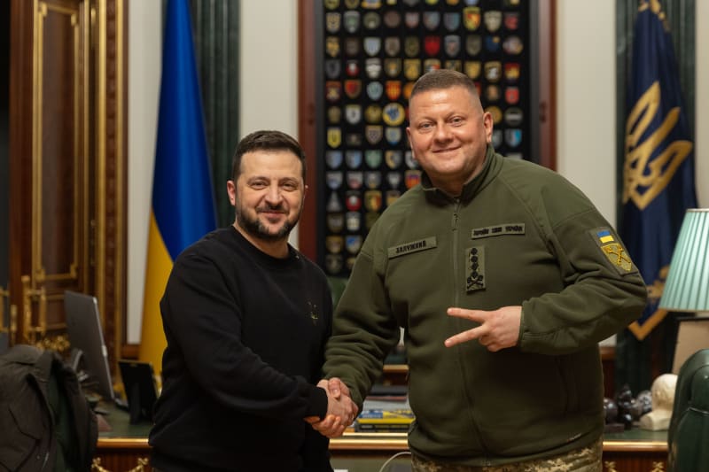 Prezident Volodymyr Zelenskyj a dosavadní velitel ukrajinské armády Valerij Zalužnyj