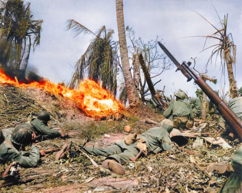 Americká pěchota postupuje zničeným ostrovem