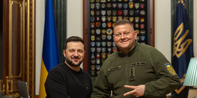 Prezident Volodymyr Zelenskyj a dosavadní velitel ukrajinské armády Valerij Zalužnyj