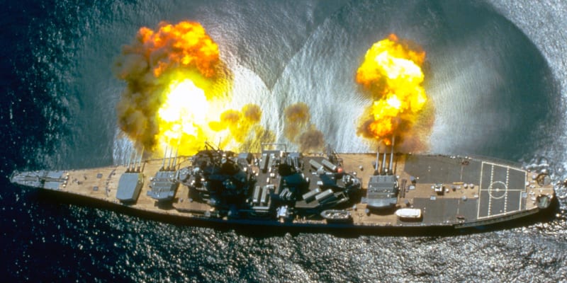 Zničující boční salva z bitevní lodi Iowa