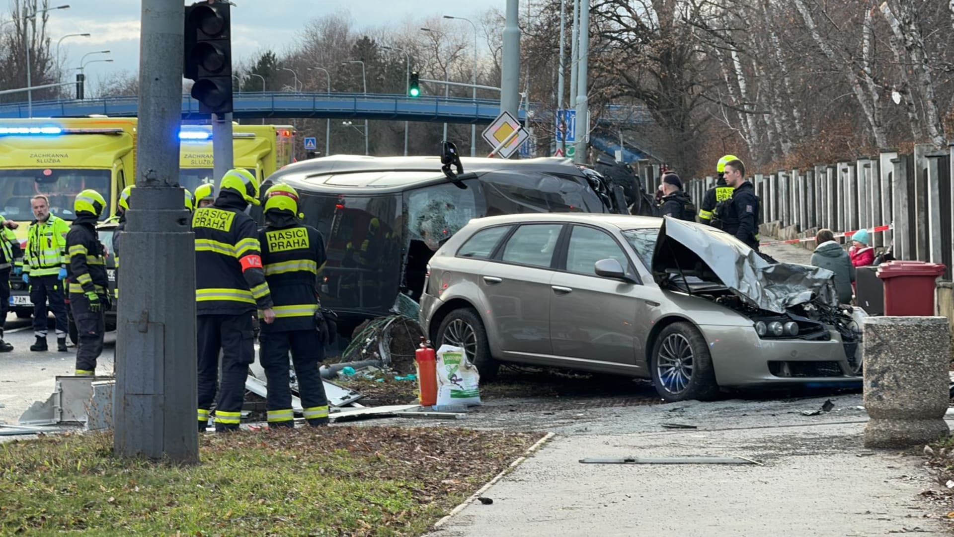 Nehoda tří aut v Patočkově ulici v Praze