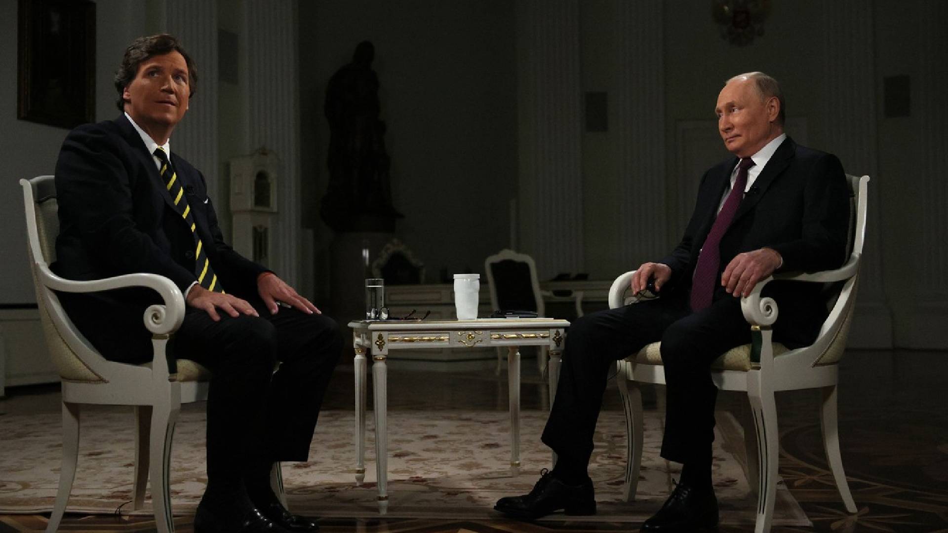 Vladimir Putin v rozhovoru s americkým novinářem Tuckerem Carlsonem