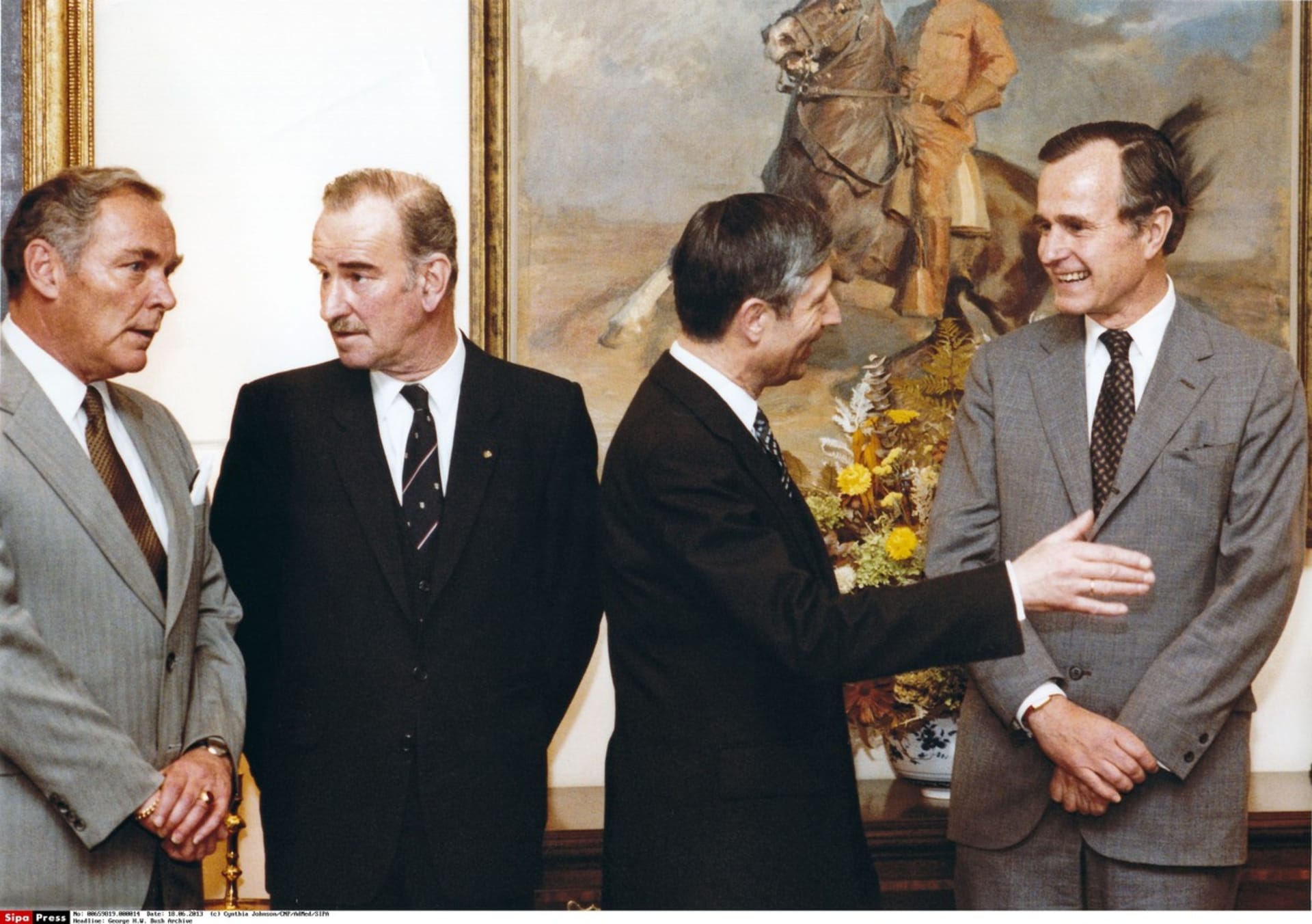 Tehdejší viceprezident USA George H.W. Bush (vpravo) v rozhovoru s tehdejším premiérem Nizozemska Driesem van Agtem (druhý zprava) v roce 1981