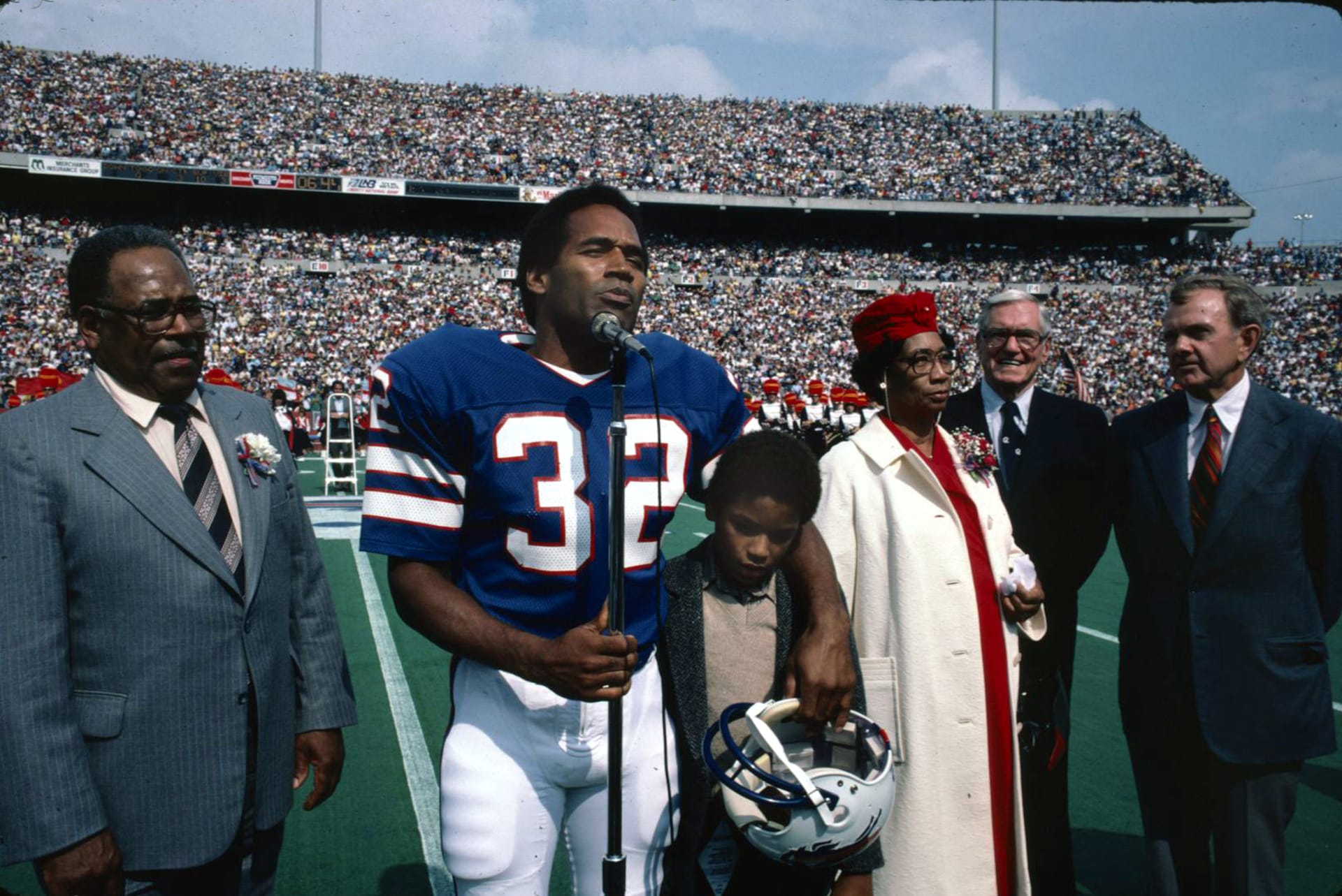 O.J. Simpson během umístění jeho jména na Zeď slávy stadionu Buffalo Bills 