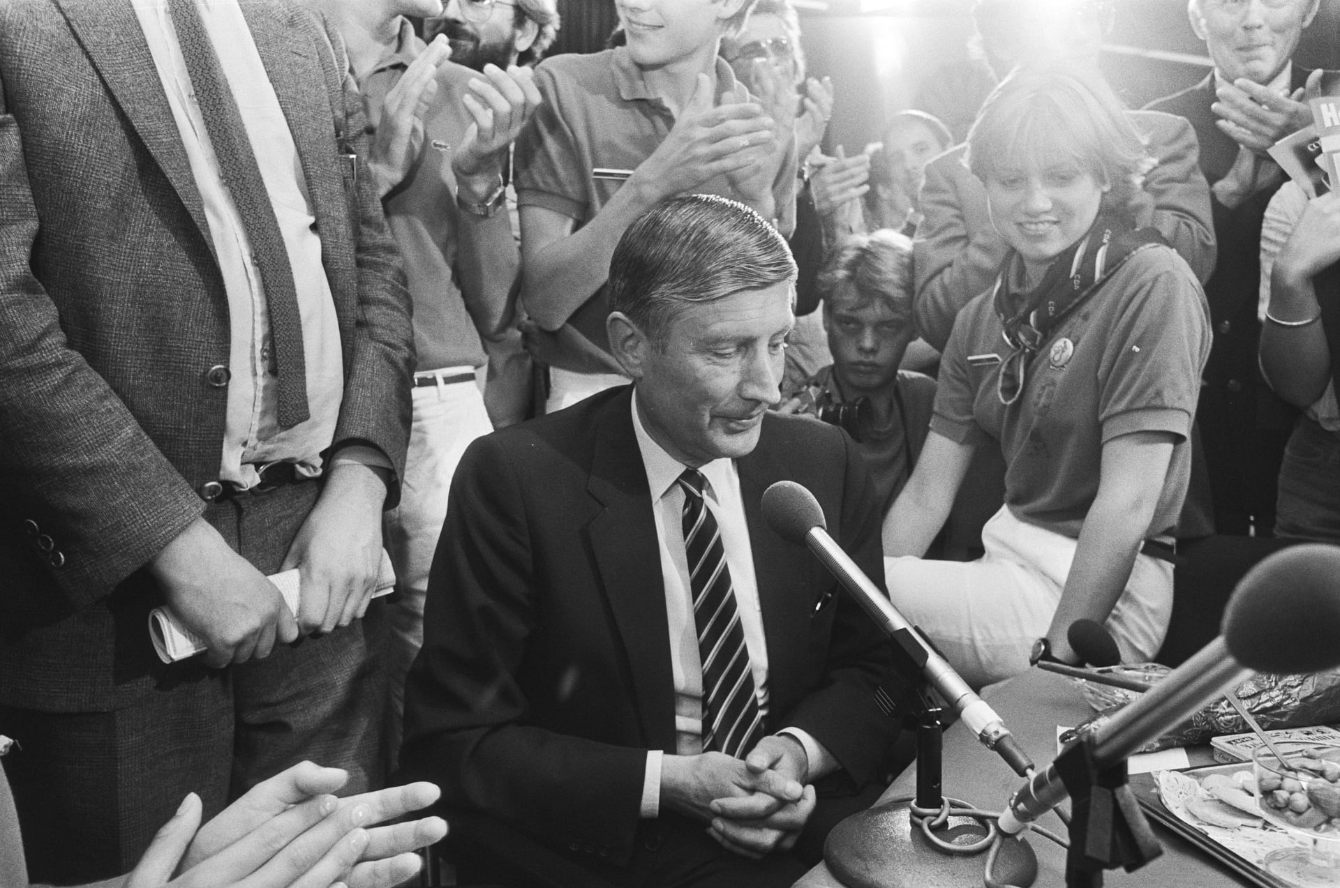 Někdejší nizozemský premiér Dries van Agt mezi mladými lidmi v roce 1982