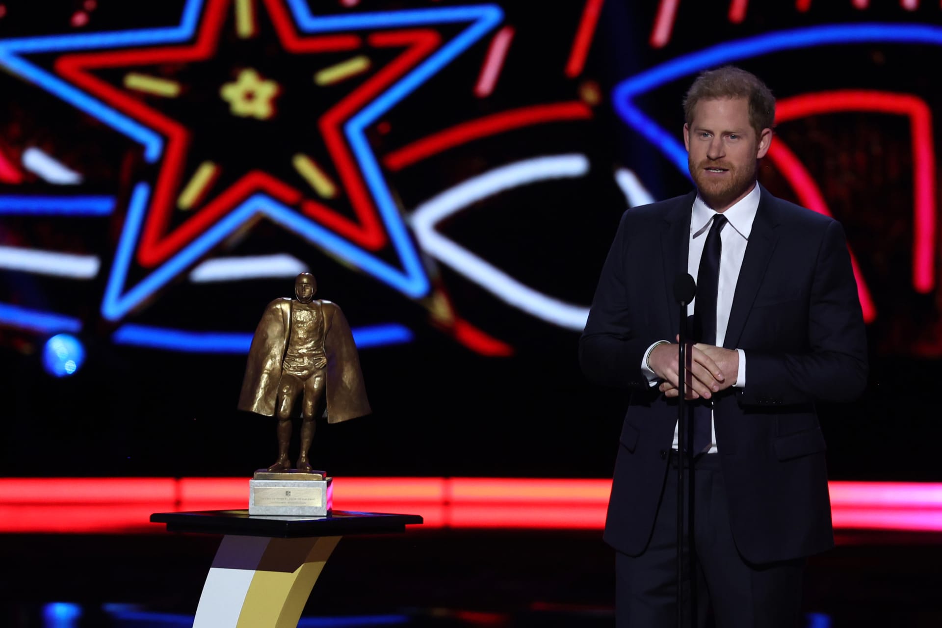 Princ Harry předával cenu na slavnostním večeru NFL.