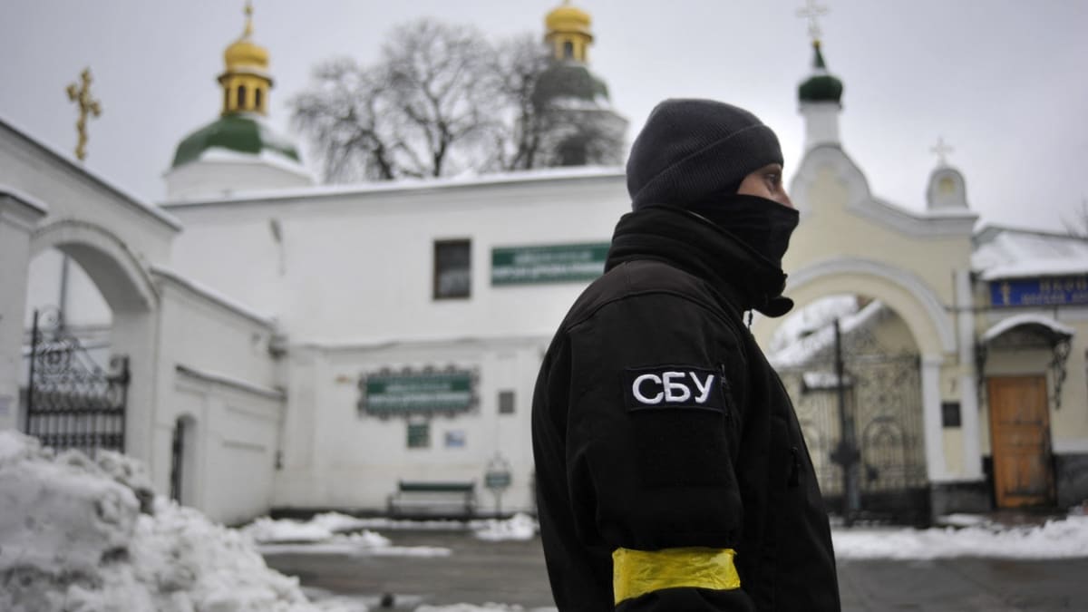 Příslušník ukrajinské tajné služby SBU v Kyjevě