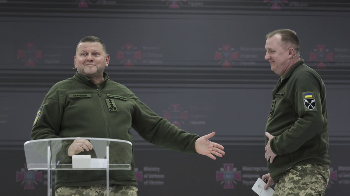 Hlavní velitel ukrajinské armády Valerij Zalužnyj (vlevo) a šéf generálního štábu Serhij Šaptala (vpravo) už ve svých funkcích nejsou.