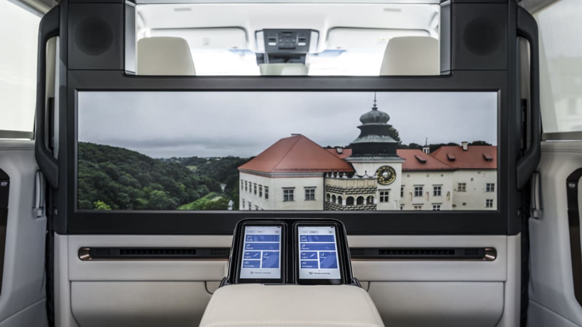 Větší obrazovku v sériové vyráběném autě nenajdete. Obraz může být pro každého pasažéra odlišný.