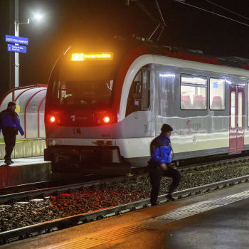 Muž ozbrojený sekerou a nožem ve vlaku ve Švýcarsku zajal rukojmí.