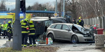 Vážná nehoda v Praze: Po srážce tří vozů skončilo auto na boku, v nemocnici skončilo malé dítě