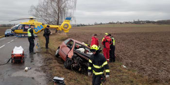 Nehoda dvou aut u Hradce Králové si vyžádala čtyři zraněné. Na místě zasahoval vrtulník