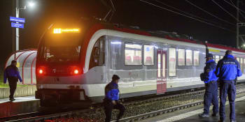 Drama ve švýcarském vlaku: Íránec držel cestující jako rukojmí, ohrožoval je nožem a sekerou