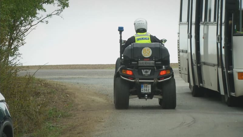 Policisté prohledávající Brněnskou přehradu