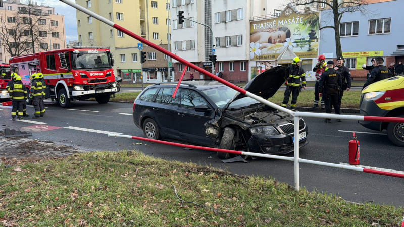 Vážná nehoda tří osobních aut v pražské Patočkově ulici