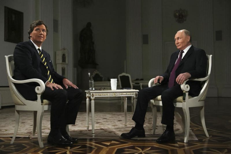 Vladimir Putin při rozhovoru s Tuckerem Carlsonem