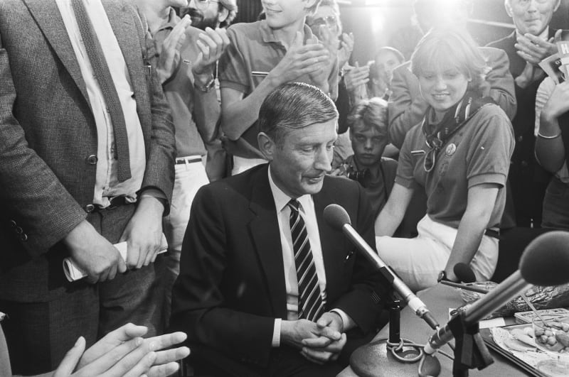 Někdejší nizozemský premiér Dries van Agt mezi mladými lidmi v roce 1982