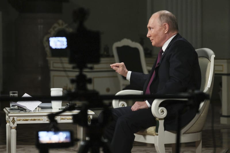 Vladimir Putin při rozhovoru s Tuckerem Carlsonem 