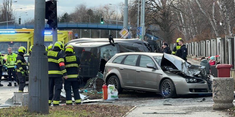 Nehoda tří aut v Patočkově ulici v Praze