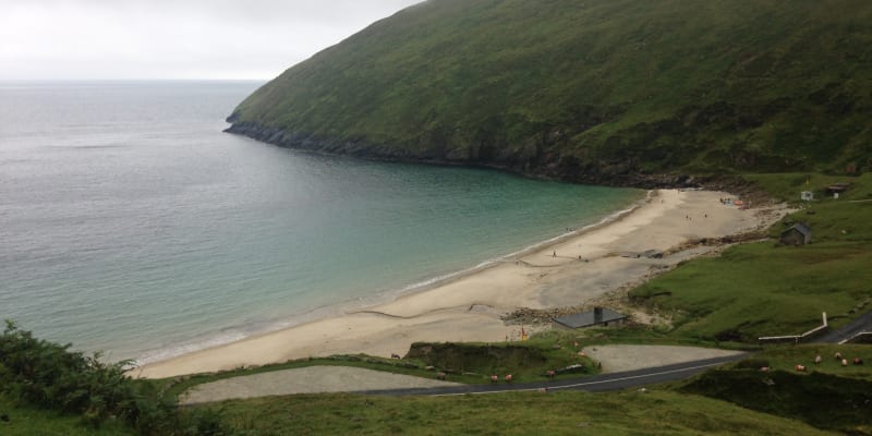Pláž Keem Bay patří mezi jednu z nejkrásnějších irských odlehlých zátok.