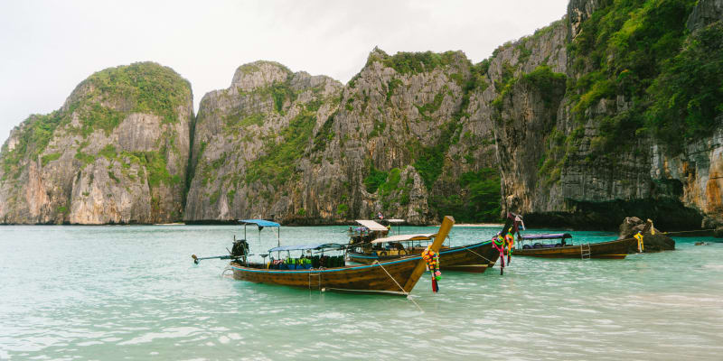 Pláž Ao Maya v Thajsku je mezi turisty velmi oblíbená. Nejvíce ji proslavil snímek Pláž s Leonardem DiCapriem v hlavní roli.