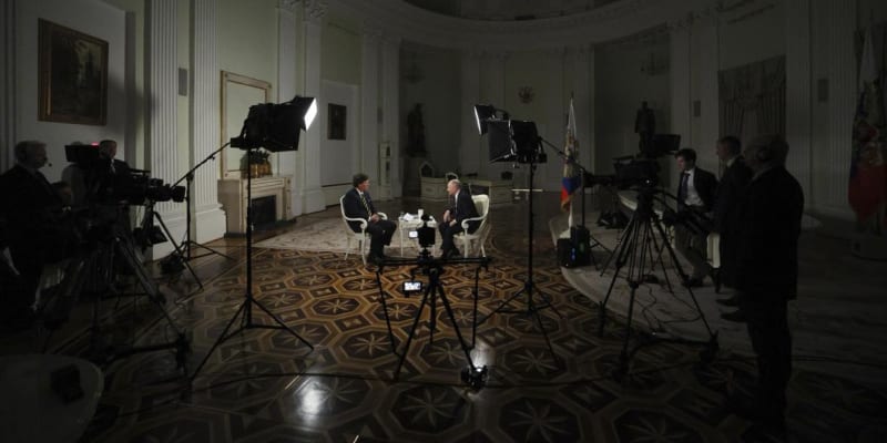 Vladimir Putin při rozhovoru s Tuckerem Carlsonem