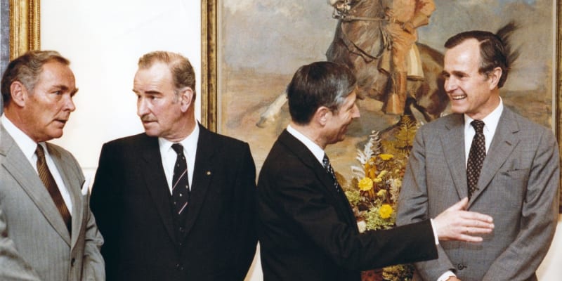 Tehdejší viceprezident USA George H.W. Bush (vpravo) v rozhovoru s tehdejším premiérem Nizozemska Driesem van Agtem (druhý zprava) v roce 1981