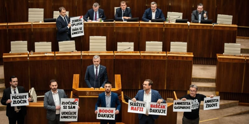 Slovenští opoziční poslanci z hnutí Slovensko dali jasně najevo svůj nesouhlas se změnami v trestním zákoně z dílny premiéra Roberta Fica.