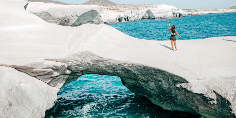 Sarakiniko v Řecku, soubor sluncem vybělených sopečných skal, je turisty často vyhledáván.