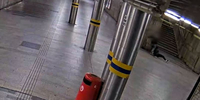 Napadení ženy na brněnském nádraží zachytila kamera.