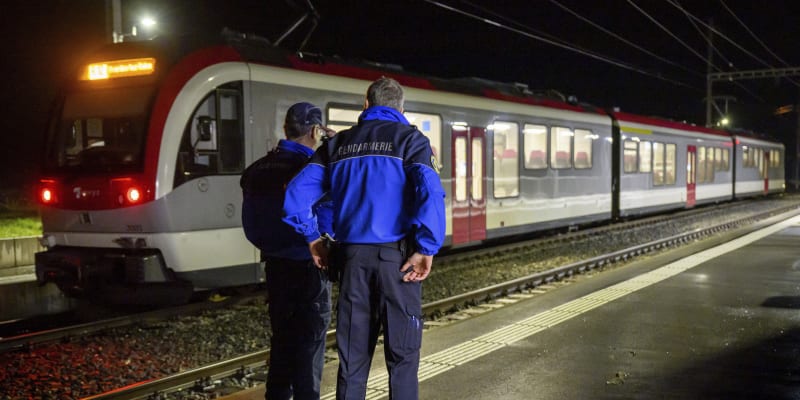 Muž ozbrojený sekerou a nožem ve vlaku ve Švýcarsku zajal rukojmí.