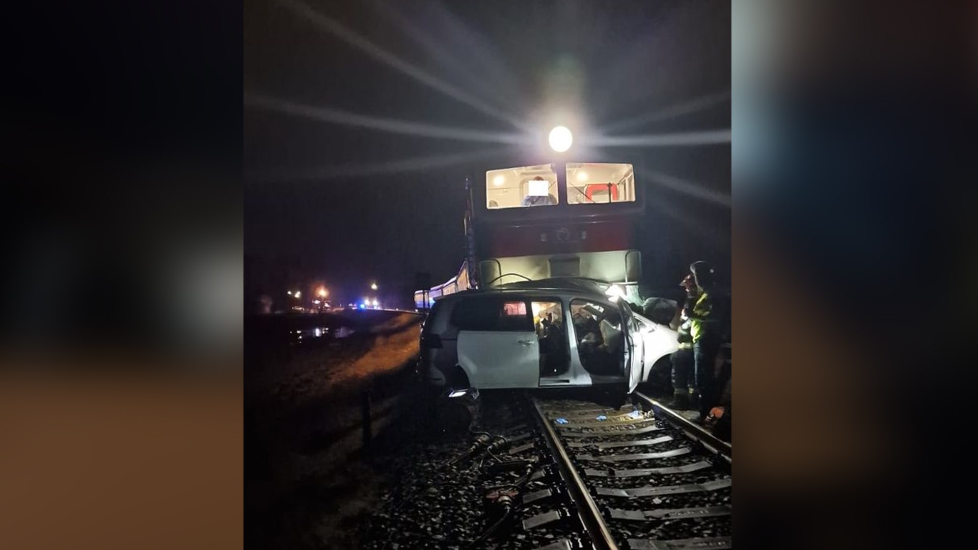 Vlak tlačil auto 300 metrů, řidič na místě zemřel.