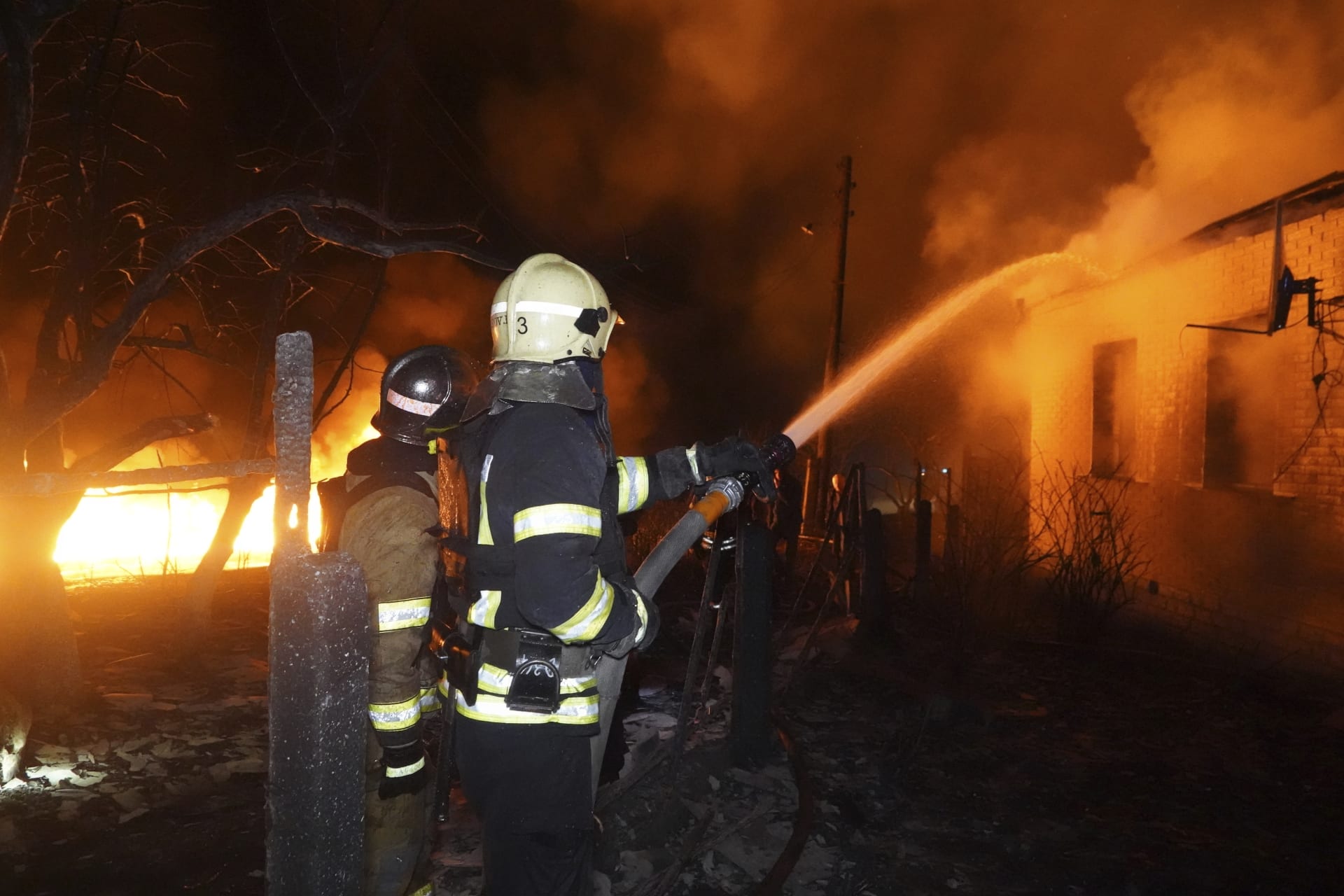 Útok na čerpací stanici v Charkově a následný požár si vyžádal nejméně sedm životů.