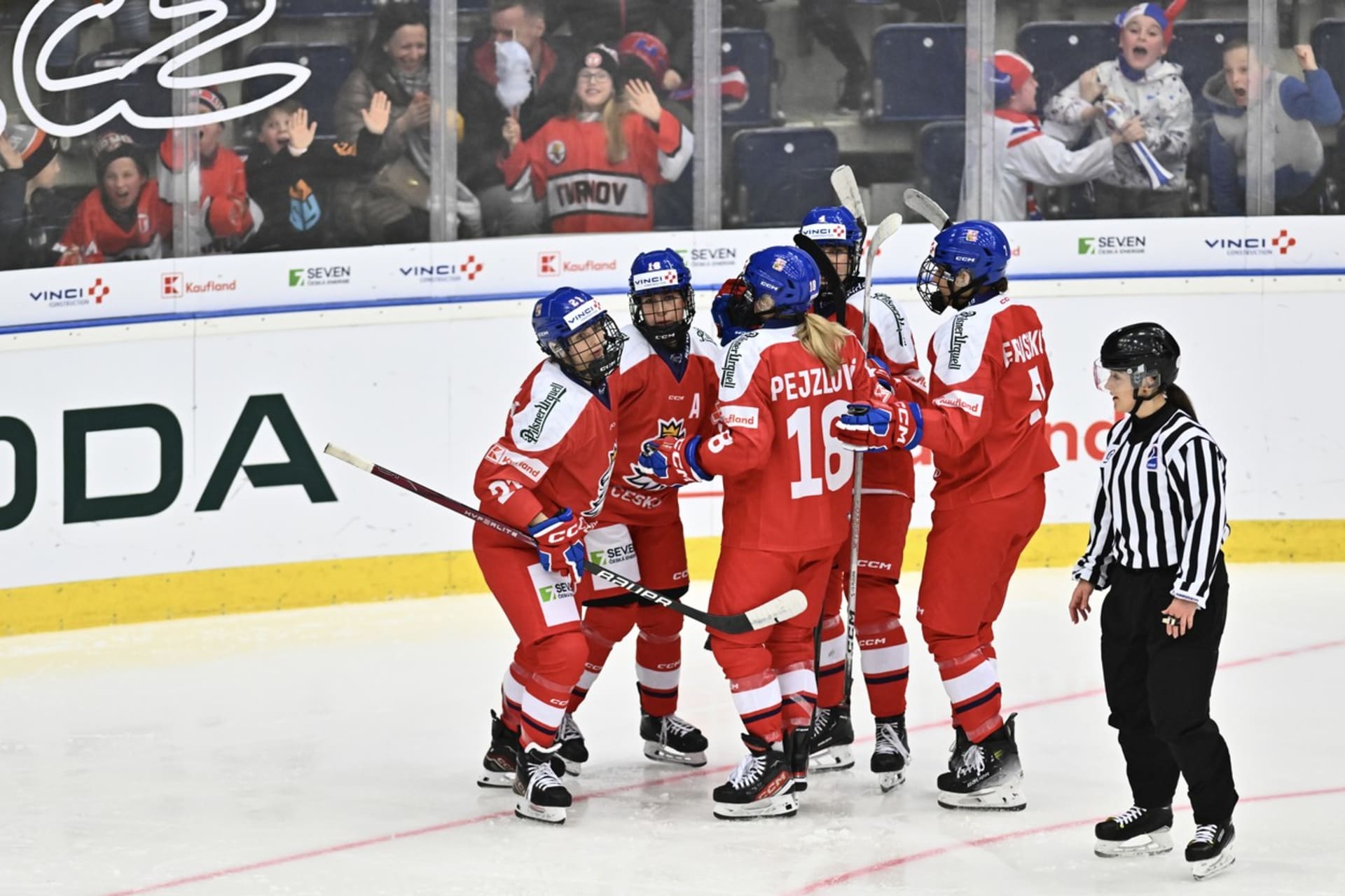 České hokejistky na EHT v Liberci podlehly před rekordní návštěvou vysoko Finkám.